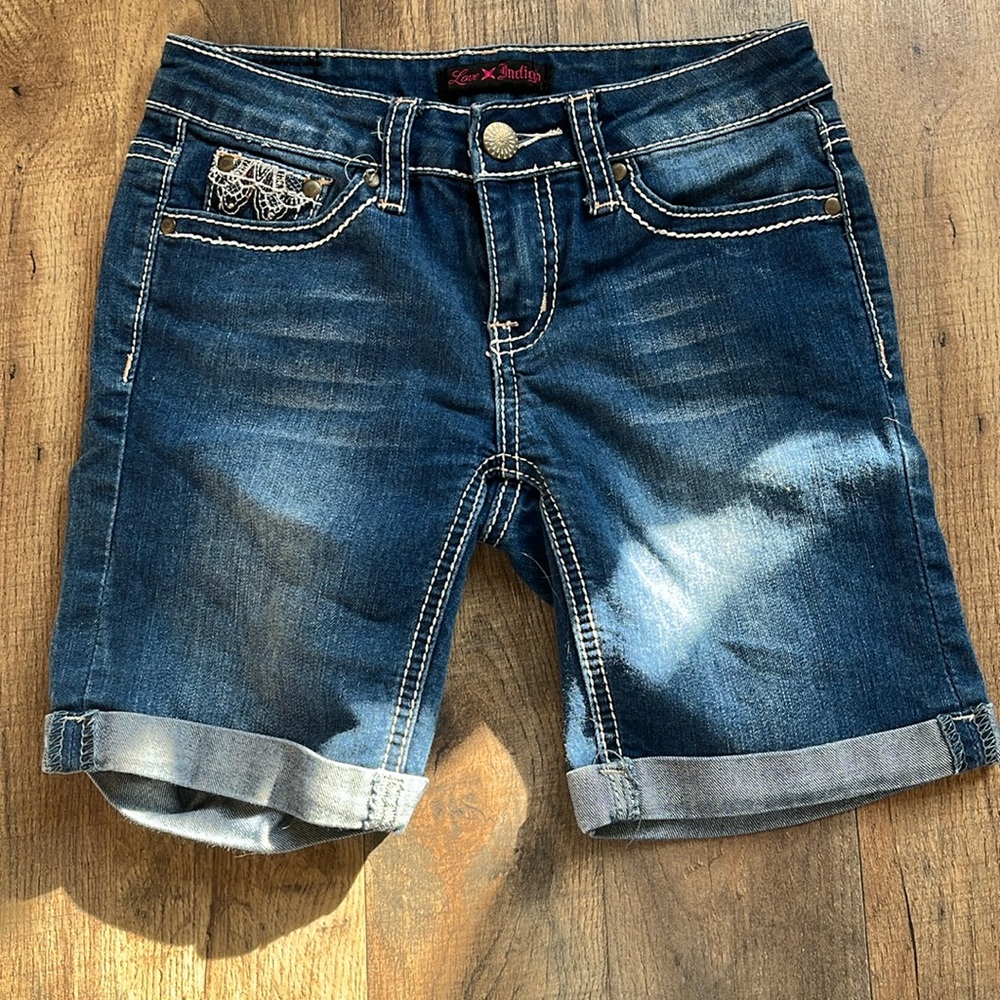 4/$20🥳 Love Indigo girls embroidered jean shorts size 10